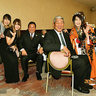 (左から)ＡＺＭ、渡辺桃、HZK、藤波辰爾、坂口征二、紫雷イオ