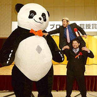 (左から)アンドレザ・ジャイアントパンダ、諏訪魔を肩車する石川修司