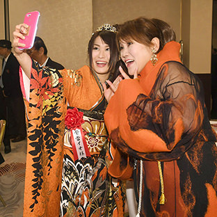 (左から)紫雷イオ、山田邦子