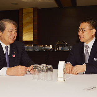 (左から)上村春樹講道館館長、松井章圭極真会館館長