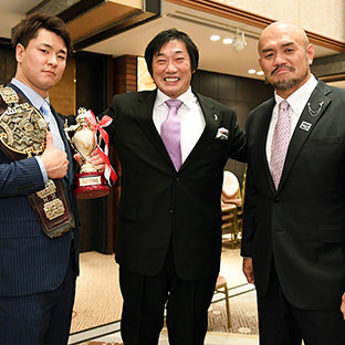 (左から)新人賞の青柳優馬、小橋建太、秋山準