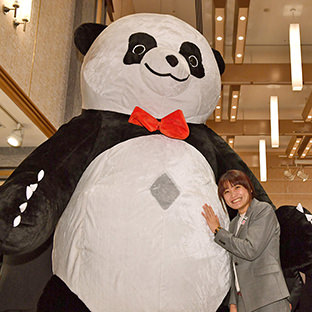 アンドレザ・ジャイアントパンダ(左)と伊調馨