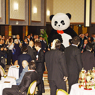 アンドレザ・ジャイアントパンダ入場