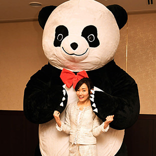 元井美貴(手前)とアンドレザ・ジャイアントパンダ