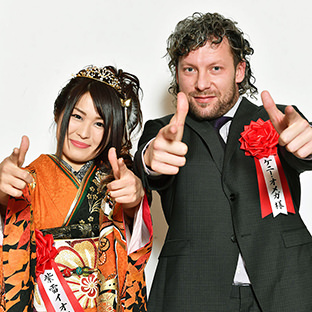 紫雷イオ(左)とケニーオメガ