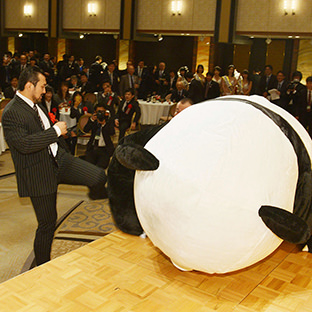 壇上に上がれないアンドレザ・ジャイアントパンダを蹴る鈴木秀樹(左)