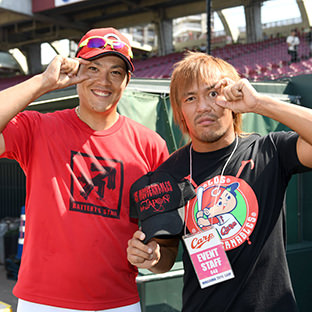 (左から)広島・九里亜蓮、内藤哲也