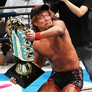 優勝トロフィーを観客席に投げるポーズをとる内藤哲也