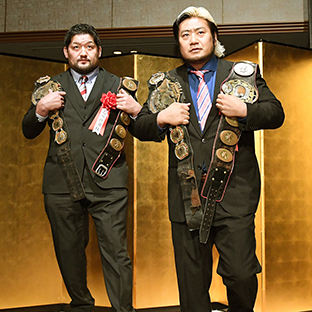 最優秀タッグ賞の諏訪魔（右）＆石川修司