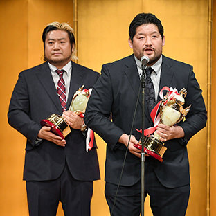 ベストタッグの諏訪魔（左）と石川修司