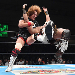 トーア・ヘナーレからデスティーノでピンフォールを奪った内藤哲也(左)