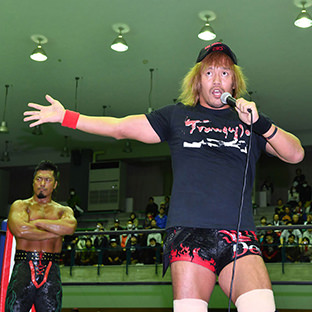 観客にアピールする内藤哲也