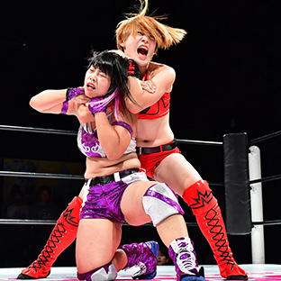 刀羅ナツコ×林下詩美、勝利した林下詩美（右）