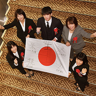 （前列左から）奥野春菜、須崎優衣、後列左から向田真優、乙黒拓斗、川井梨紗子