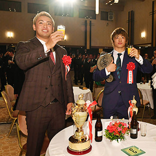 （左から）オカダ・カズチカ、清宮海斗、松井珠理奈