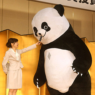 （左から）元井美貴、アンドレザ・ジャイアントパンダ