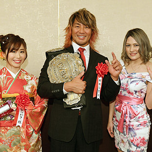 （左から）藤本つかさ、棚橋弘至、ジュリア