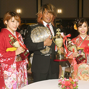 （左から）林下詩美、棚橋弘至、藤本つかさ