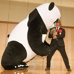 アンドレザ・ジャイアントパンダ(左)、棚橋弘至