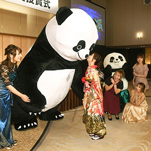 アンドレザ・ジャイアントパンダ(左から２番目)、藤本つかさ