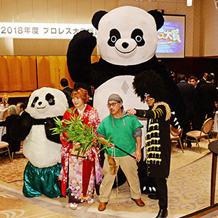 アンドレザ・ジャイアントパンダと（奥）林下詩美とビッグ・ダディ