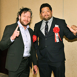 ケニー・オメガ(左)と石川修司