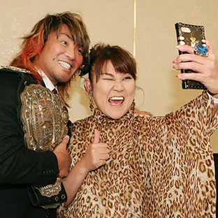 山田邦子（右）と棚橋弘至