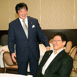 小橋建太（左）と天龍源一郎