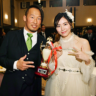 松井珠理奈(右)と丸藤正道