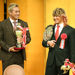 棚橋弘至（右）とオカダ・カズチカ