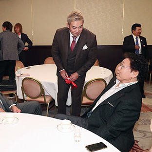 天龍源一郎（右）と坂口征二（左）に挨拶するオカダ・カズチカ