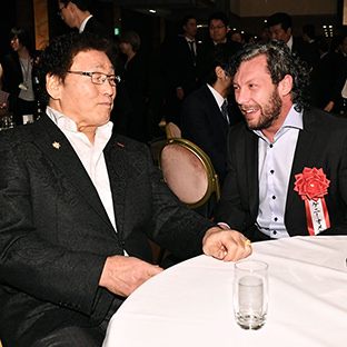 天龍源一郎(左)とケニー・オメガ