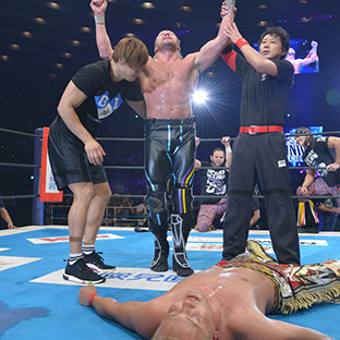 オカダ・カズチカ×ケニー・オメガ、新王者になったオメガ