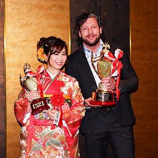 藤本つかさ(左)、ケニー・オメガ