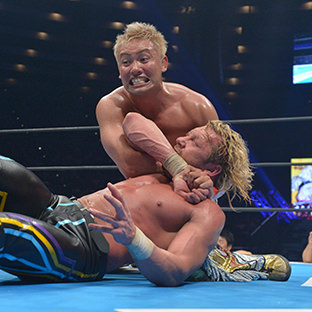 ケニーにコブラクラッチをきめるオカダ