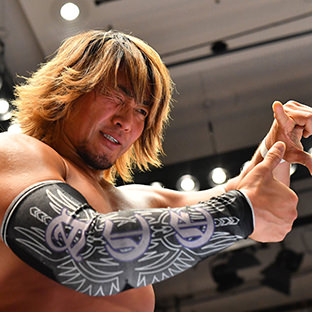 ポーズをとる棚橋弘至