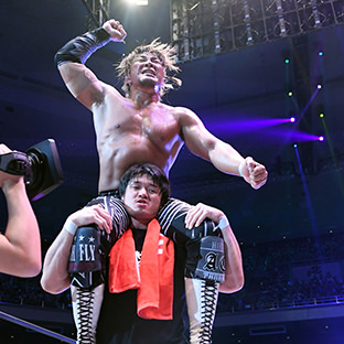 柴田勝頼に肩車される優勝した棚橋弘至