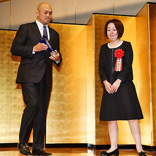 功労賞、故・青木篤志選手の代理で登壇した秋山準ＧＭ（左）と青木選手の遺族