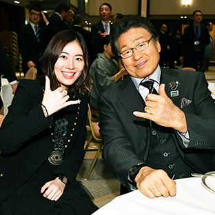 松井珠理奈（左）と天龍源一郎