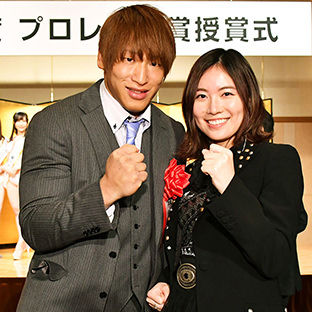 飯伏幸太（左）と松井珠理奈