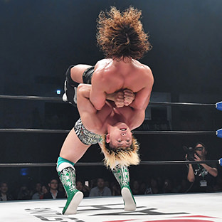 中嶋勝彦にタイガースープレックスを決める清宮海斗