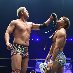 飯伏幸太を挑発するオカダ・カズチカ