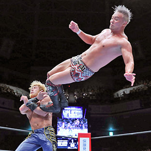 ＳＡＮＡＤＡ（左）にドロップキックを浴びせるオカダ・カズチカ