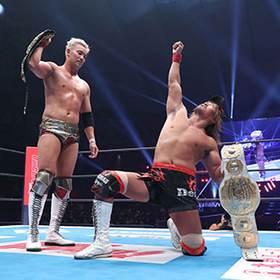 ダブルタイトルマッチがきまったオカダ・カズチカ（左）と内藤哲也