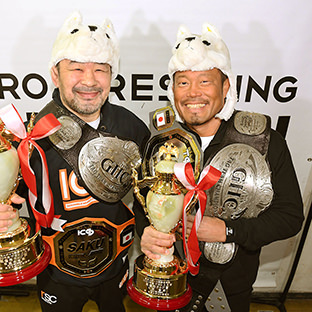 最優秀タッグ賞、愛する犬の帽子をかぶる杉浦貴(左)、桜庭和志組