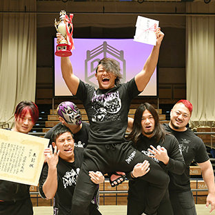 技能賞を受賞しDAMNATIONの仲間に祝福される遠藤哲哉