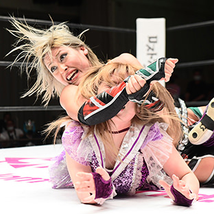 中野たむ、岩谷麻優×朱里、ジュリア、中野たむの首を絞めるジュリア（左）