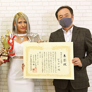 ジュリア、右は原田克彦ブシロードファイト代表取締役社長