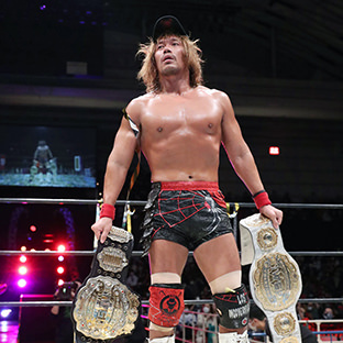 防衛し二本のベルトを持つ内藤哲也