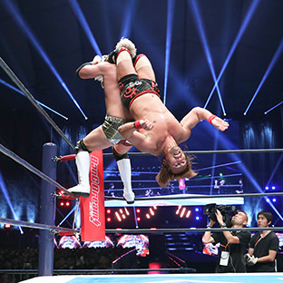 オカダ・カズチカ×内藤哲也、雪崩式リバースフランケンシュタイナー